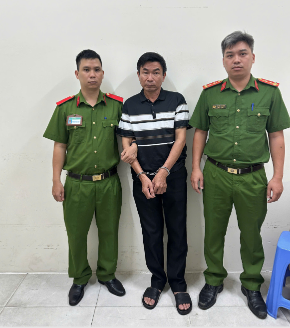 Video: Danh tính người đàn ông hành hung shipper chảy máu miệng ở TPHCM - Ảnh 1. Video: Danh tính người đàn ông hành hung shipper chảy máu miệng ở TPHCM - Ảnh 1.