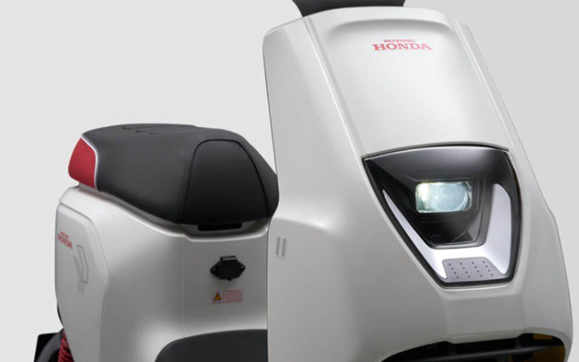 Xe m&aacute;y điện gi&aacute; 28,9 triệu đồng ở Việt Nam pin rời LFP, đi 120 km/lần sạc, c&oacute; TCS, GPS như xe ga cao cấp, rẻ hơn Vision - Ảnh 1.