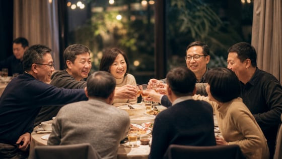 Họp lớp sau 20 năm, lớp trưởng chia b&agrave;n theo thu nhập: T&igrave;nh bạn h&oacute;a ra c&oacute; gi&aacute; - Ảnh 1.