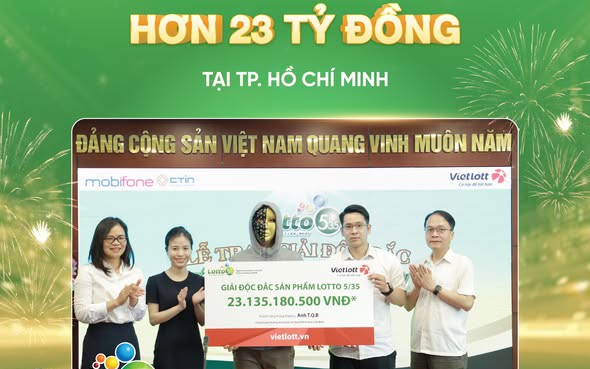 Một nh&acirc;n vi&ecirc;n ng&acirc;n h&agrave;ng mất ngủ cả đ&ecirc;m, tay ch&acirc;n run rẩy sau khi nhận tin nhắn bất ngờ từ Vietlott