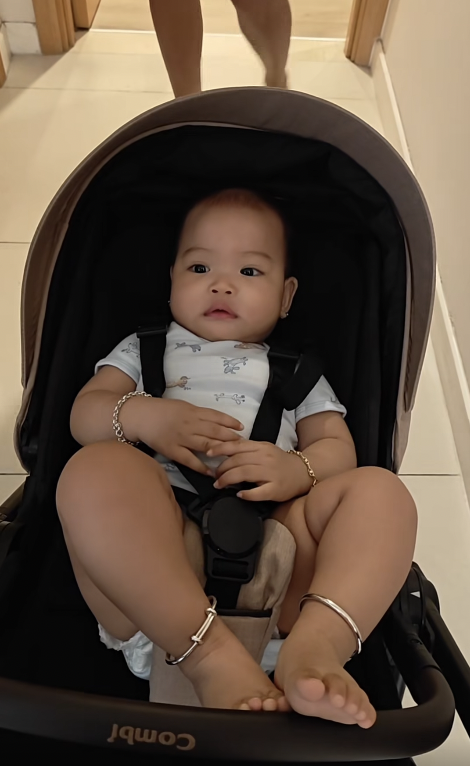 H ' Hen Ni&ecirc; buồn khi con g&aacute;i gọi ba ba: Video h&agrave;i hước khiến fan th&iacute;ch th&uacute; - Ảnh 1.
