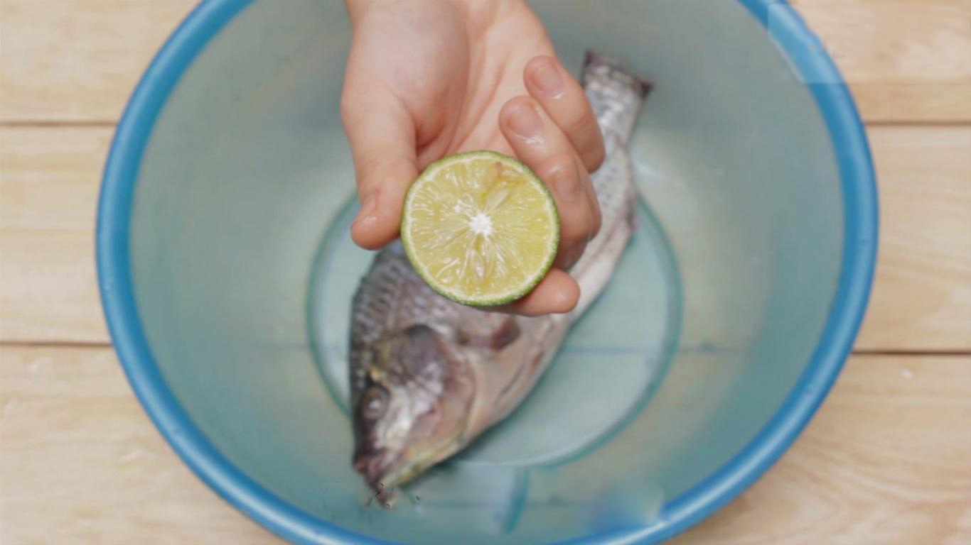 Đ&acirc;y ch&iacute;nh l&agrave; &ldquo;b&iacute; quyết&rdquo; của m&ugrave;i tanh: Cho v&agrave;o khi rửa c&aacute;, tanh mấy cũng biến mất, thịt mềm ngọt bất ngờ - Ảnh 1.