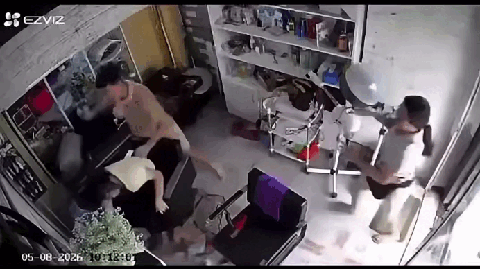 Hà Nội: Công an vào cuộc vụ người phụ nữ bị hành hung dã man ngay tại nhà khi đang ôm con nhỏ - Ảnh 1. Hà Nội: Công an vào cuộc vụ người phụ nữ bị hành hung dã man ngay tại nhà khi đang ôm con nhỏ - Ảnh 1.