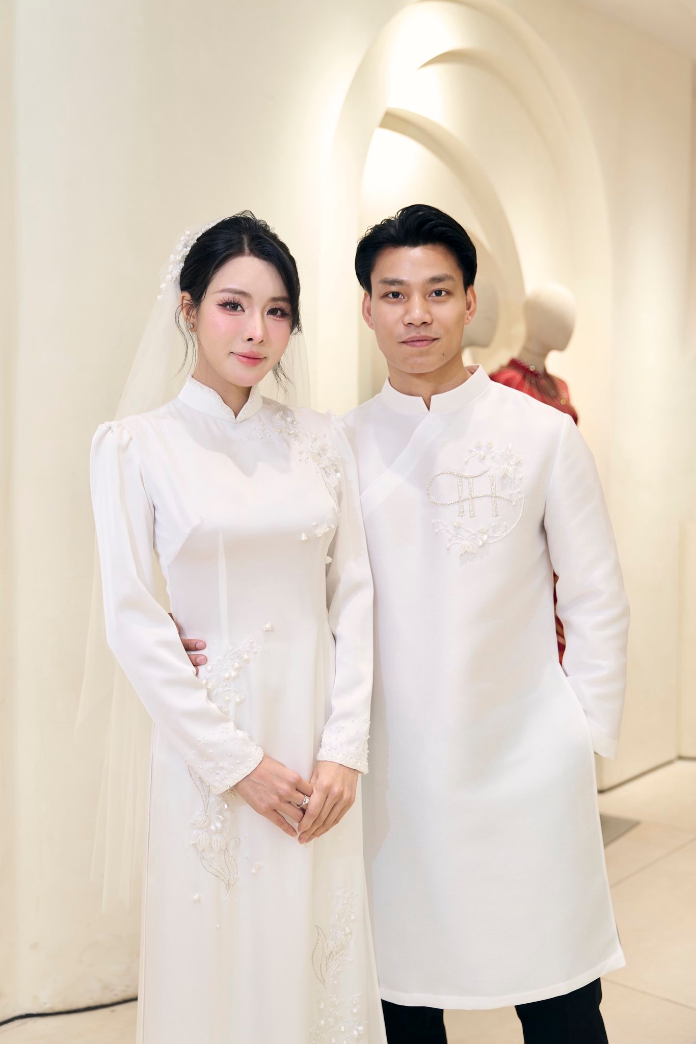 B&agrave; x&atilde; Ninh B&igrave;nh của Văn Thanh g&acirc;y ch&uacute; &yacute; với &aacute;o d&agrave;i đẹp trong ng&agrave;y trọng đại - Ảnh 3.