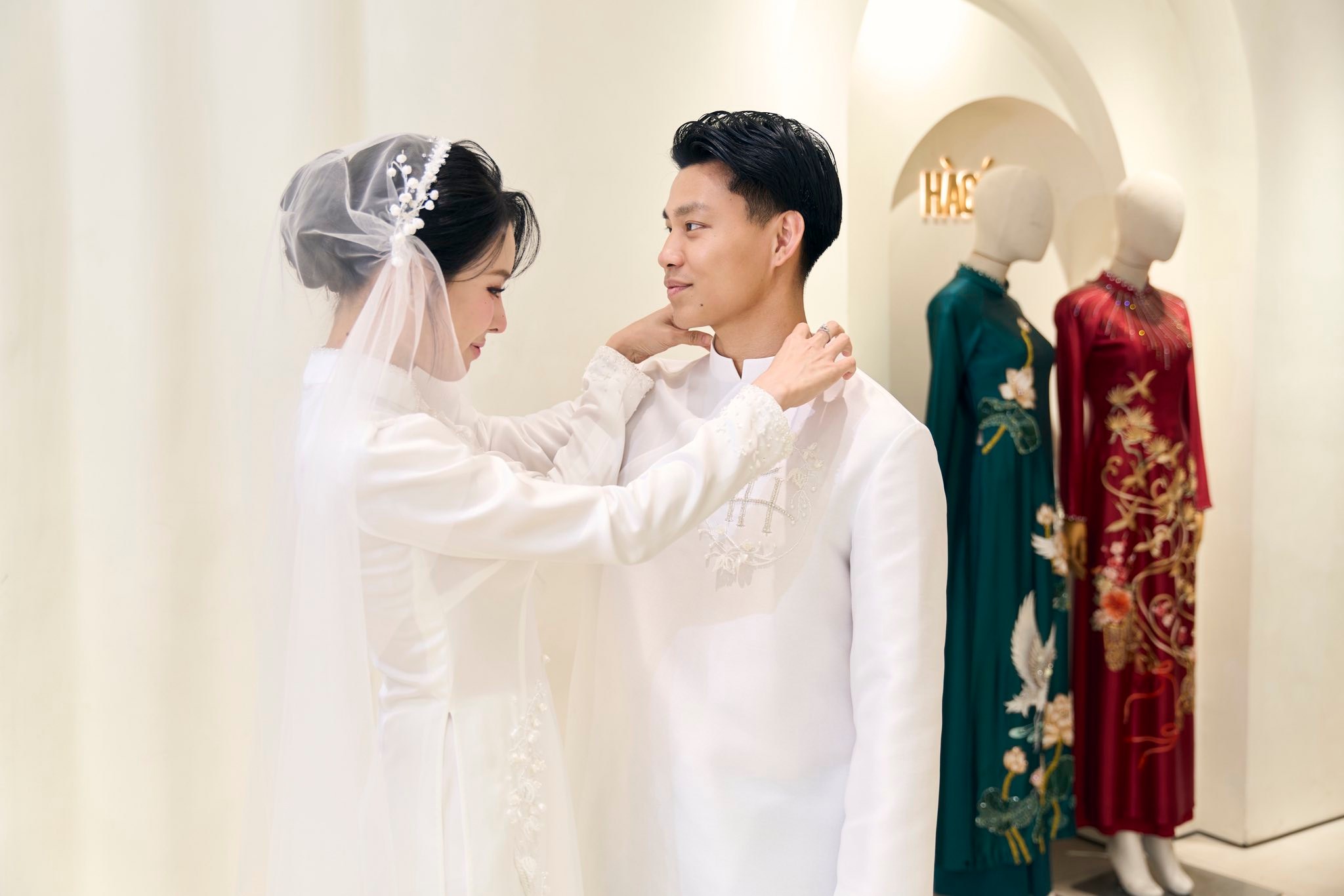B&agrave; x&atilde; Ninh B&igrave;nh của Văn Thanh g&acirc;y ch&uacute; &yacute; với &aacute;o d&agrave;i đẹp trong ng&agrave;y trọng đại - Ảnh 4.