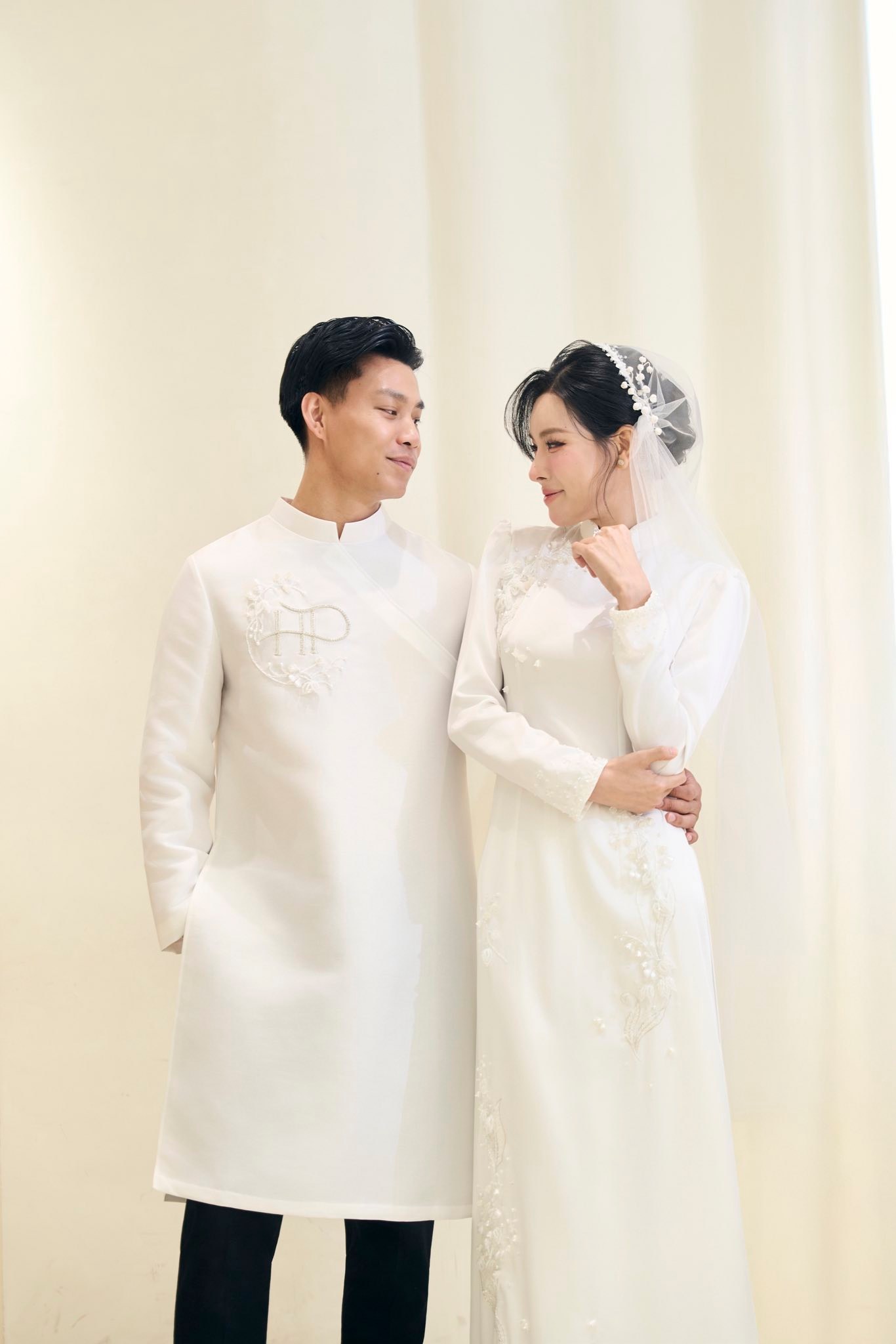 B&agrave; x&atilde; Ninh B&igrave;nh của Văn Thanh g&acirc;y ch&uacute; &yacute; với &aacute;o d&agrave;i đẹp trong ng&agrave;y trọng đại - Ảnh 2.
