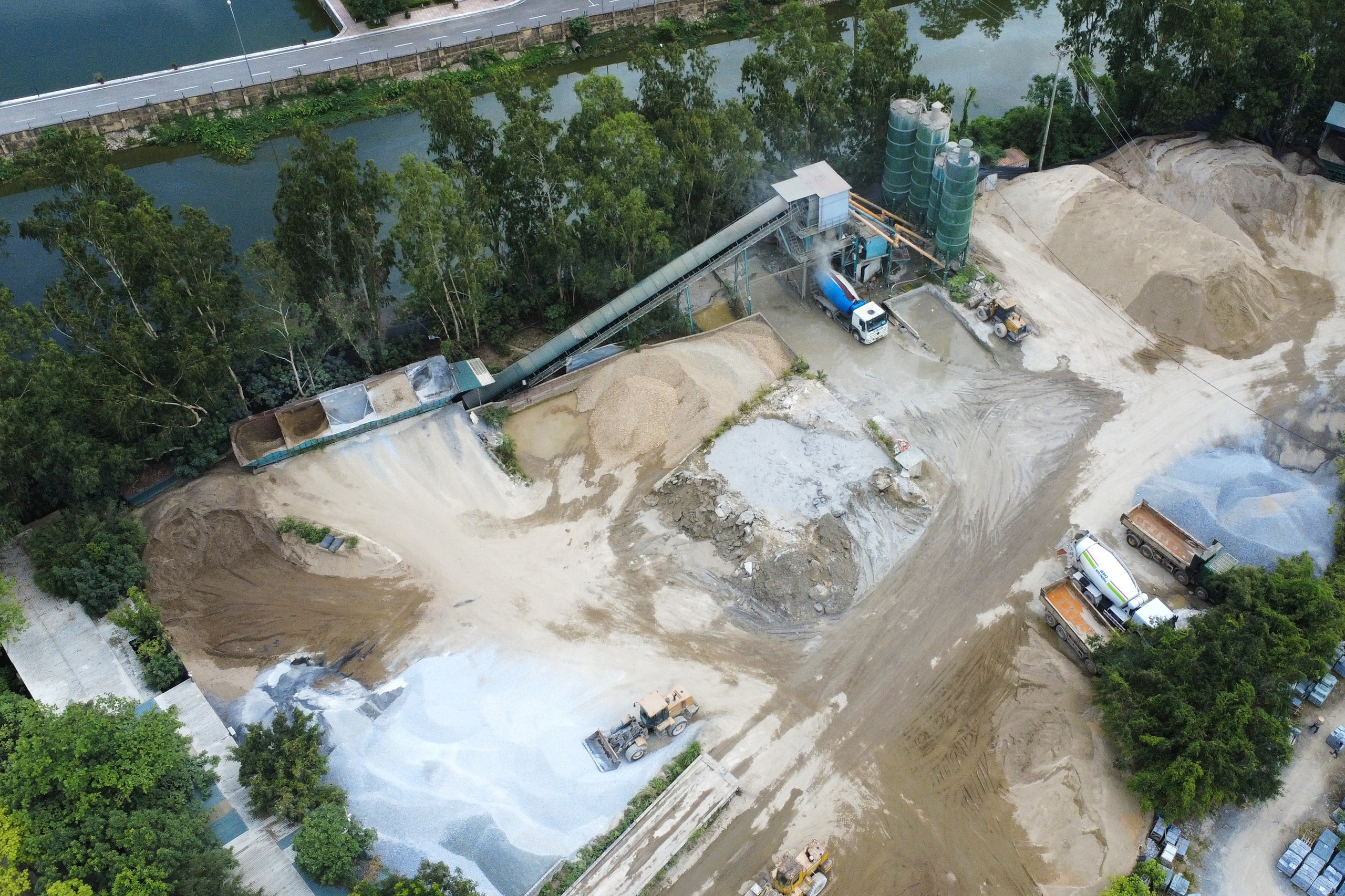 H&agrave; Nội &ocirc; nhiễm nghi&ecirc;m trọng từ trạm trộn b&ecirc; t&ocirc;ng ' lậu ' tại Vĩnh Thanh năm 2026 - Ảnh 3.
