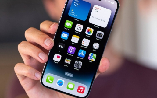 Tầm gi&aacute; 17 triệu: N&ecirc;n Chọn iPhone 15 hay iPhone 17e trong năm 2026 - Ảnh 1.