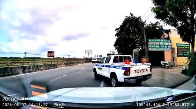 Video CSGT dẫn đường đưa ch&aacute;u b&eacute; nguy kịch đi cấp cứu kịp thời - Ảnh 1.