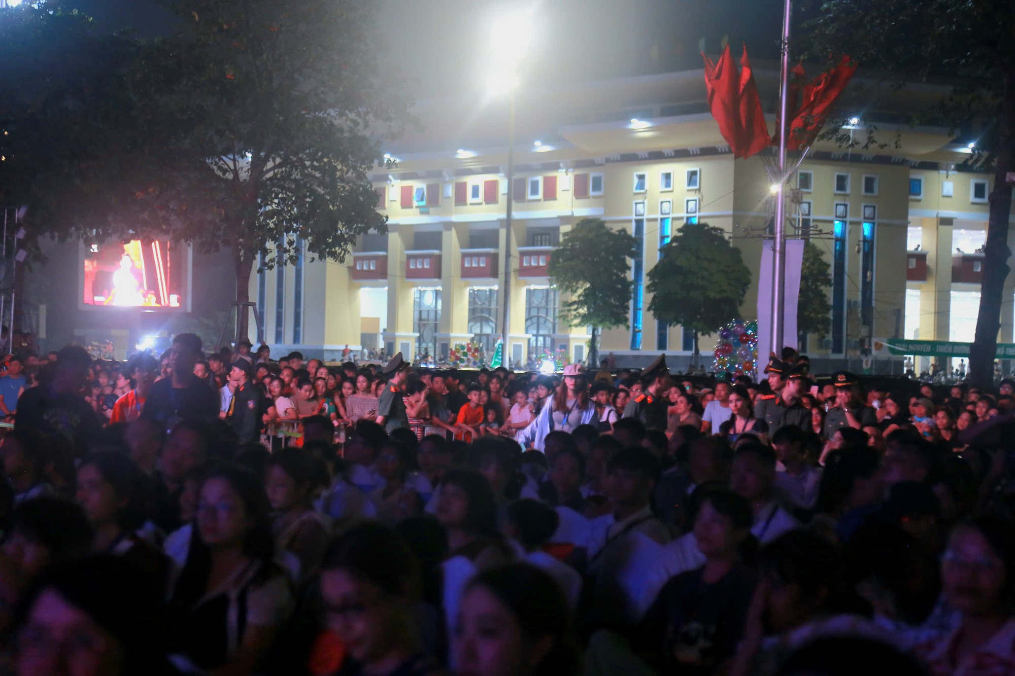M&atilde;n nh&atilde;n drone show, ph&aacute;o hoa trong đ&ecirc;m khai mạc du lịch Th&aacute;i Nguy&ecirc;n 2026 - Ảnh 11.
