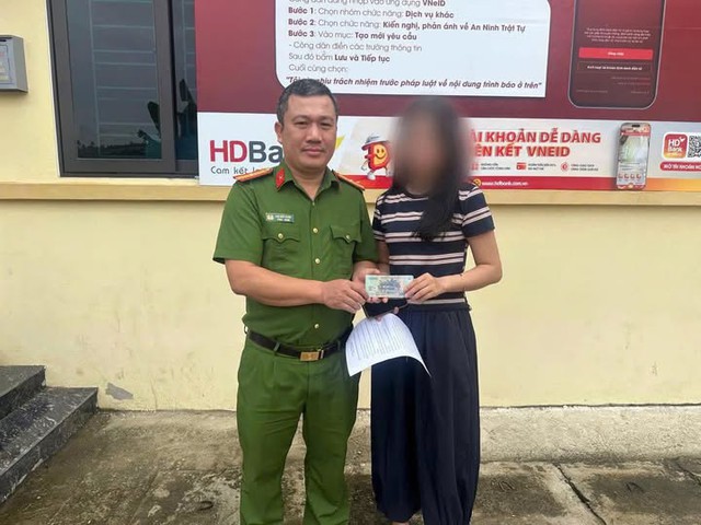 C&ocirc; g&aacute;i trẻ lập tức r&uacute;t to&agrave;n bộ số tiền được chuyển khoản, mang đến trụ sở c&ocirc;ng an - Ảnh 1.