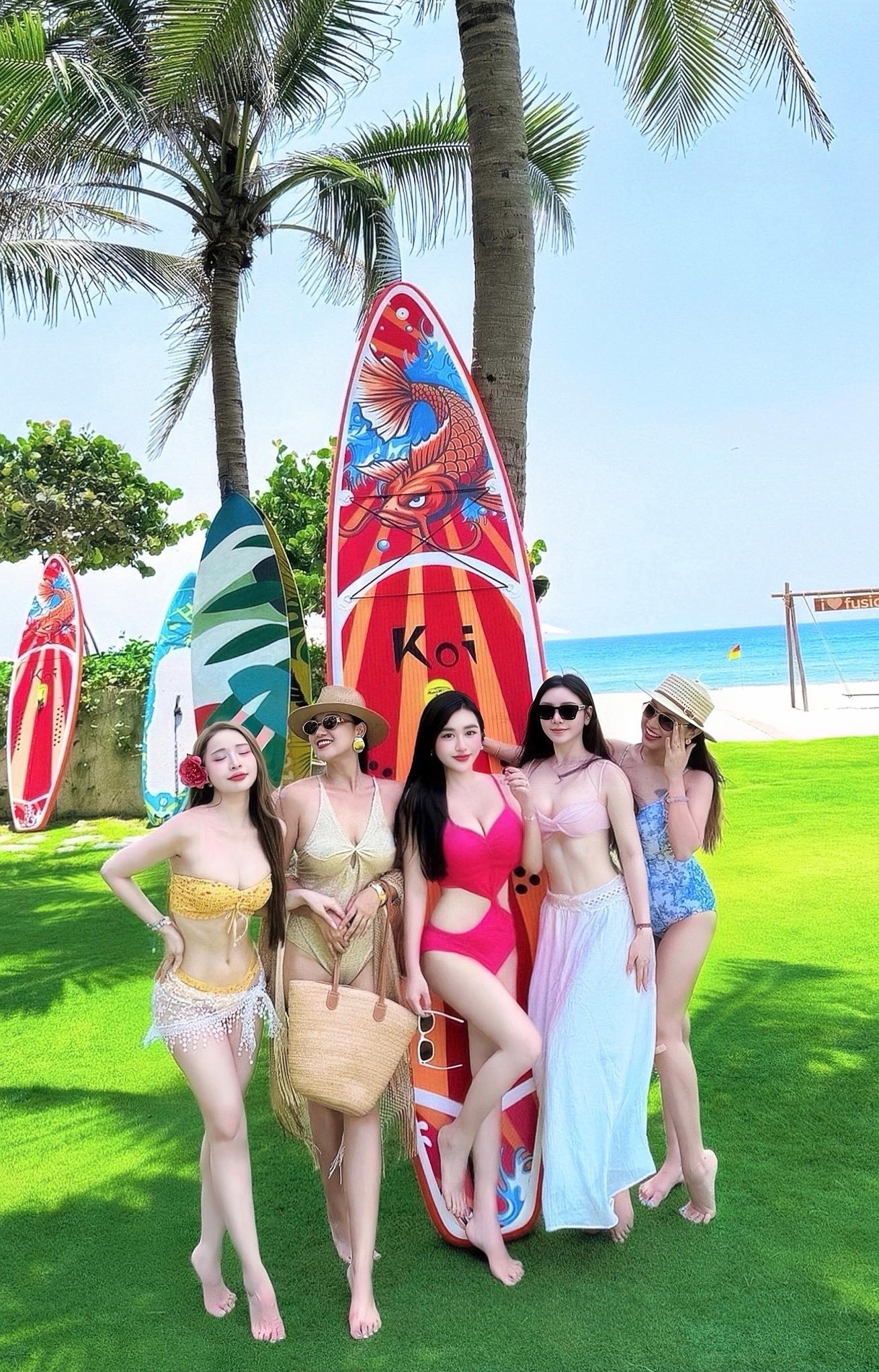 Hội bạn thân showbiz diện bikini rực rỡ tại bãi biển 2026 - Ảnh 1. Hội bạn thân showbiz diện bikini rực rỡ tại bãi biển 2026 - Ảnh 1.
