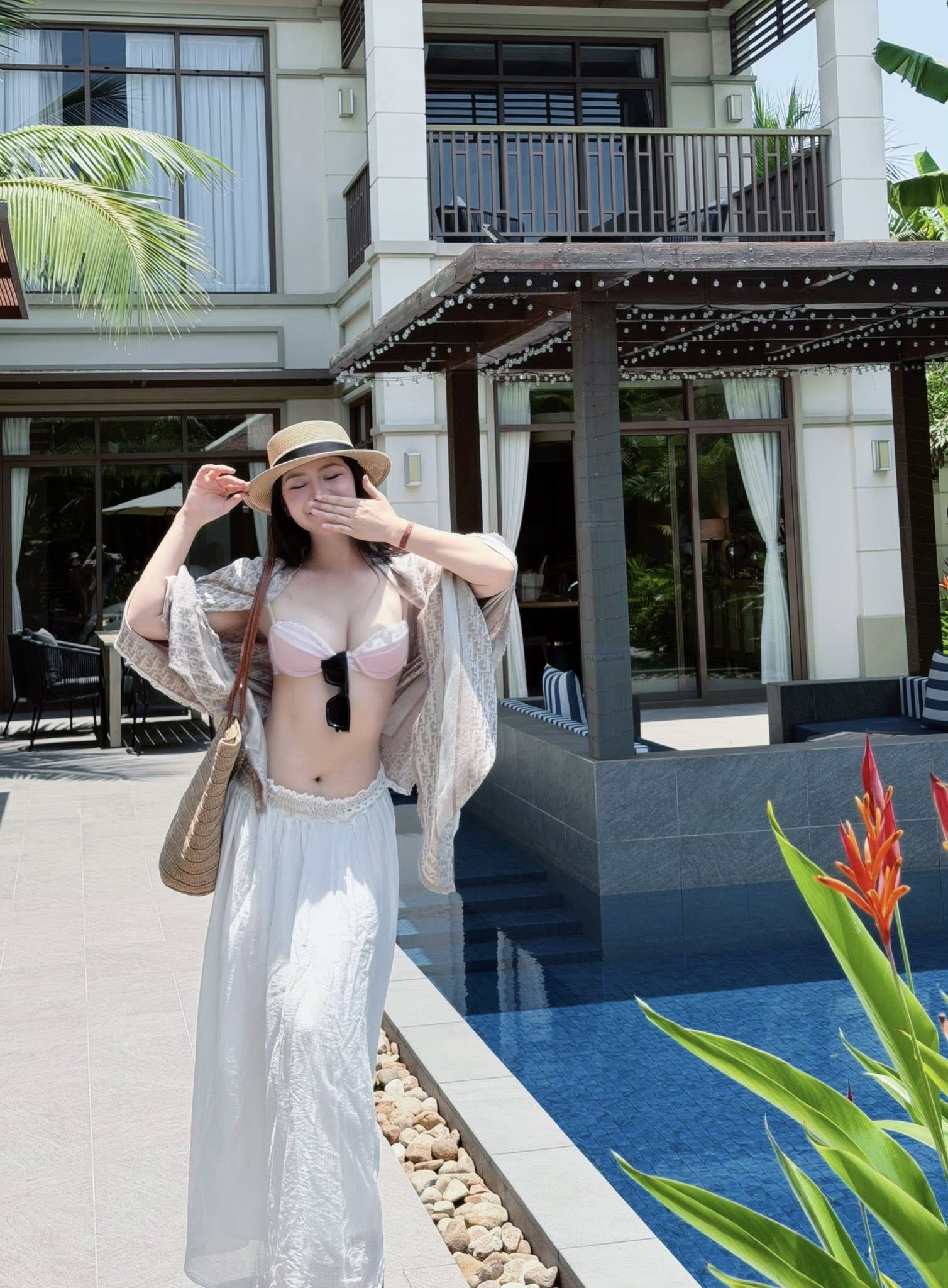 Hội bạn thân showbiz diện bikini rực rỡ tại bãi biển 2026 - Ảnh 4. Hội bạn thân showbiz diện bikini rực rỡ tại bãi biển 2026 - Ảnh 4.