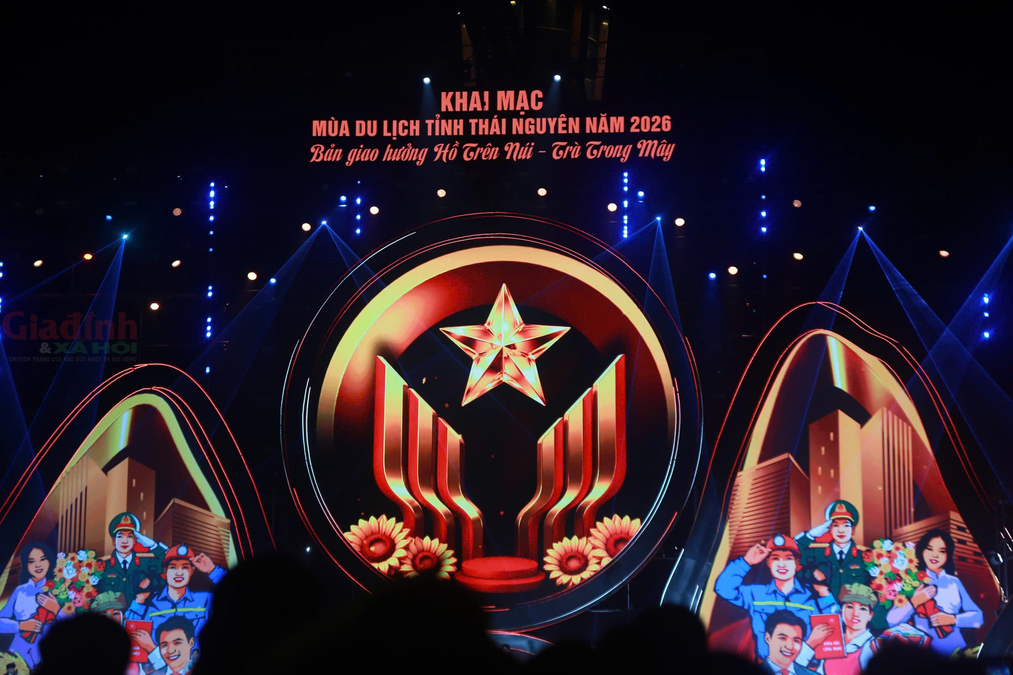 M&atilde;n nh&atilde;n drone show, ph&aacute;o hoa trong đ&ecirc;m khai mạc du lịch Th&aacute;i Nguy&ecirc;n 2026 - Ảnh 1.