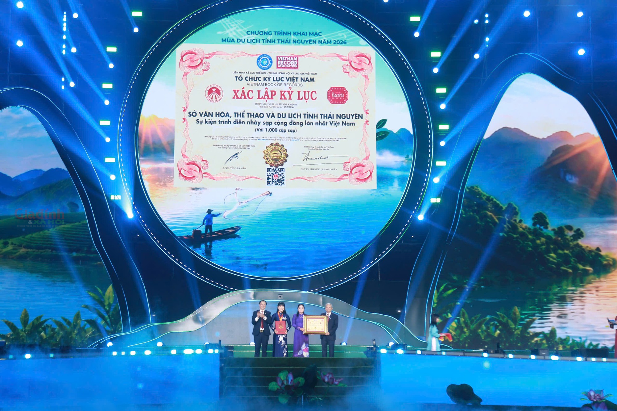M&atilde;n nh&atilde;n drone show, ph&aacute;o hoa trong đ&ecirc;m khai mạc du lịch Th&aacute;i Nguy&ecirc;n 2026 - Ảnh 3.