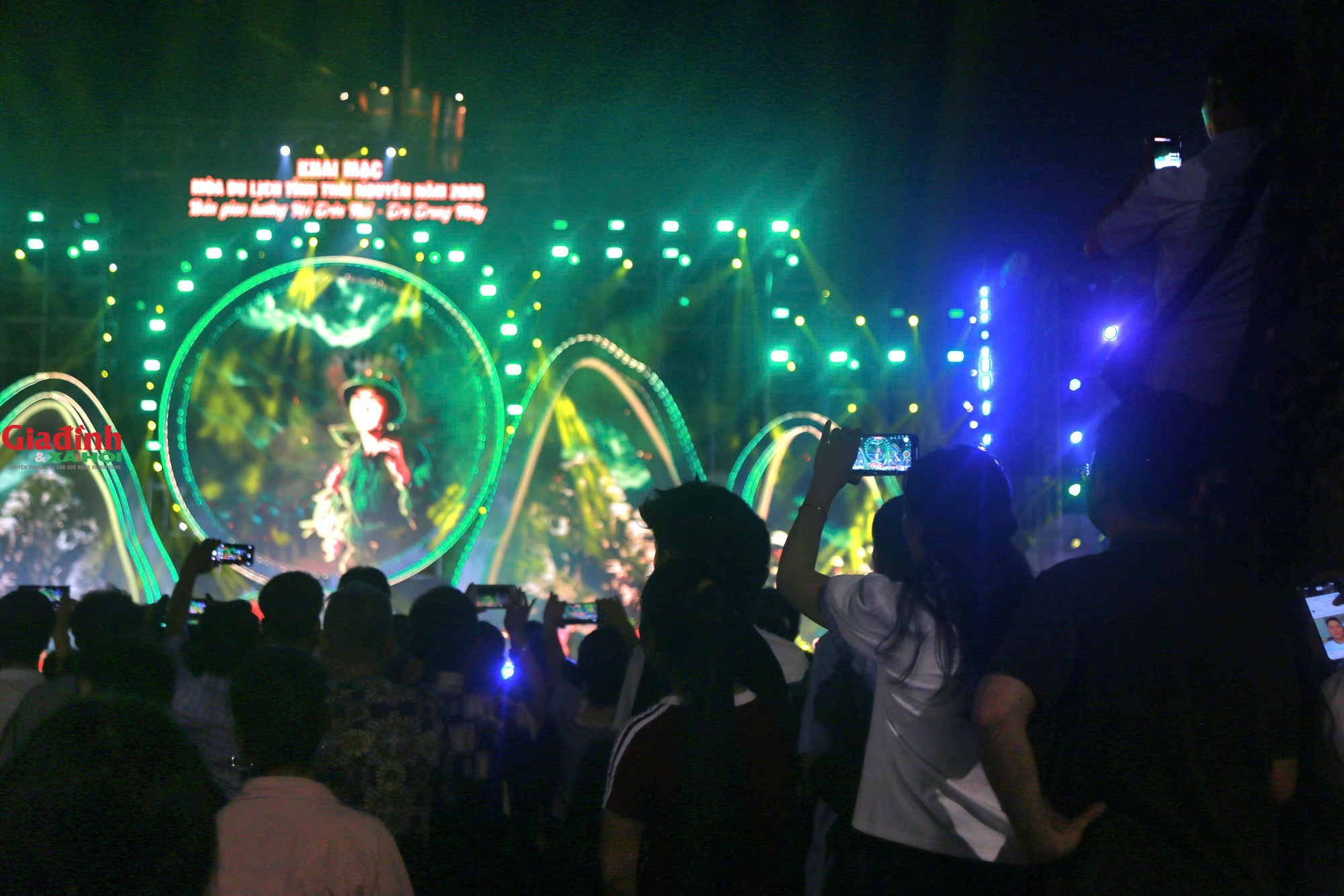 M&atilde;n nh&atilde;n drone show, ph&aacute;o hoa trong đ&ecirc;m khai mạc du lịch Th&aacute;i Nguy&ecirc;n 2026 - Ảnh 8.