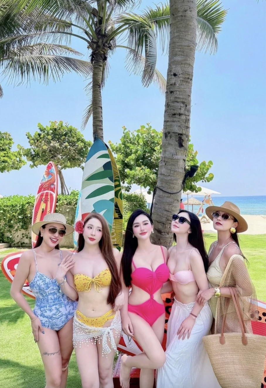 Hội bạn thân showbiz diện bikini rực rỡ tại bãi biển 2026 - Ảnh 2. Hội bạn thân showbiz diện bikini rực rỡ tại bãi biển 2026 - Ảnh 2.