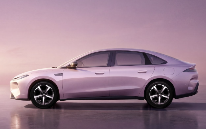 Gi&aacute; cả thị trường &ocirc; t&ocirc; 2026: Sedan hạng D cạnh tranh với Toyota Camry , Honda Accord - Ảnh 4.