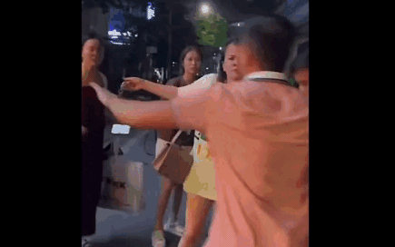 H&agrave; Nội: C&ocirc;ng an triệu tập 6 đối tượng sau vụ c&ocirc; g&aacute;i bị h&agrave;nh hung tr&ecirc;n phố Ho&agrave;ng Cầu - Ảnh 3.