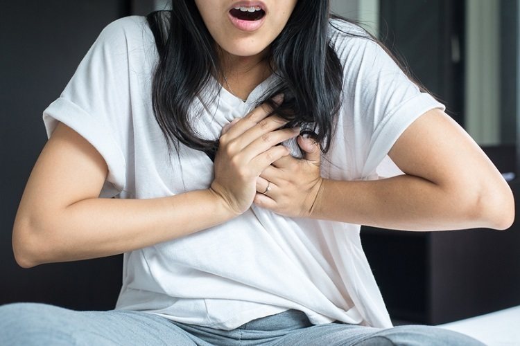 C&aacute;c b&aacute;c sĩ cảnh b&aacute;o: Kh&ocirc;ng cần chờ đến khi tức ngực, thấy 3 thứ n&agrave;y ở đầu v&agrave; mặt tức l&agrave; tim mạch đang "b&aacute;o động" - Ảnh 1.