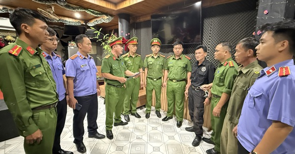 T&agrave;i xế xe kh&aacute;ch h&aacute;t karaoke khi l&aacute;i xe: Vi phạm an to&agrave;n giao th&ocirc;ng nghi&ecirc;m trọng - Ảnh 2.