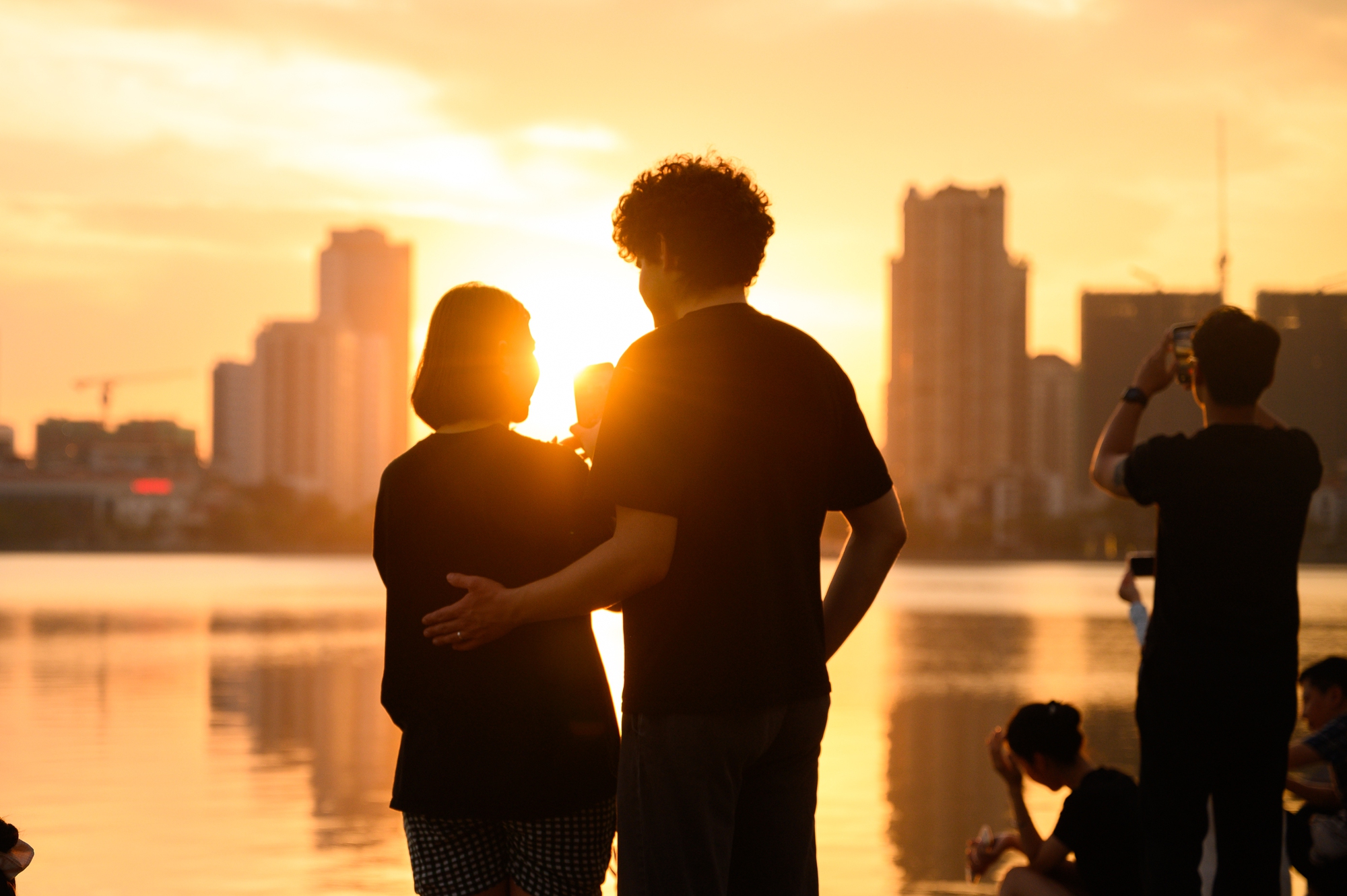 Cảnh tượng kh&oacute; tin ở Hồ T&acirc;y chiều th&aacute;ng 5 đang khiến mạng x&atilde; hội &ldquo;ph&aacute;t sốt&rdquo; - Ảnh 3.
