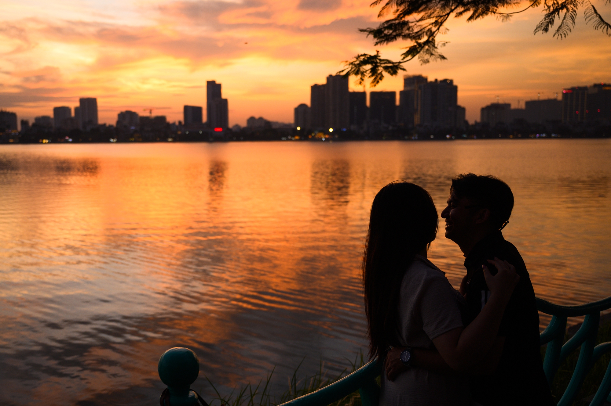 Cảnh tượng kh&oacute; tin ở Hồ T&acirc;y chiều th&aacute;ng 5 đang khiến mạng x&atilde; hội &ldquo;ph&aacute;t sốt&rdquo; - Ảnh 8.