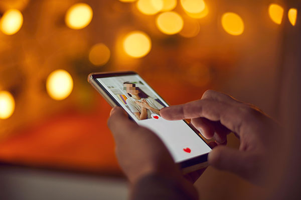 5 Dấu hiệu ngọai t&igrave;nh qua smartphone m&agrave; bạn kh&ocirc;ng ngờ tới năm 2026 - Ảnh 1.