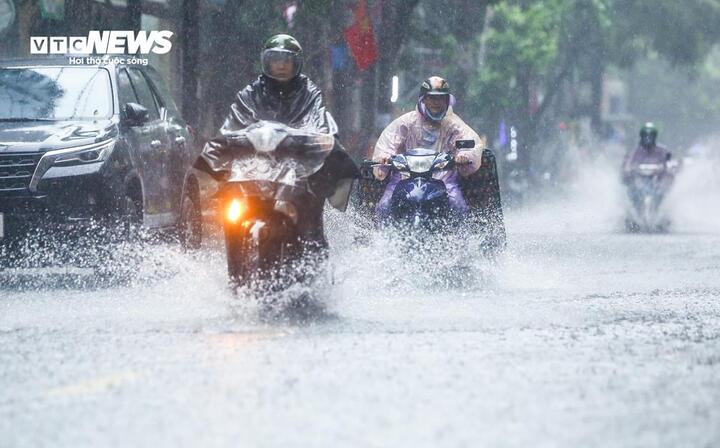 Thời tiết h&ocirc;m nay 17/5: Cục bộ c&oacute; nơi mưa to tại Bắc Bộ v&agrave; miền Trung - Ảnh 1.
