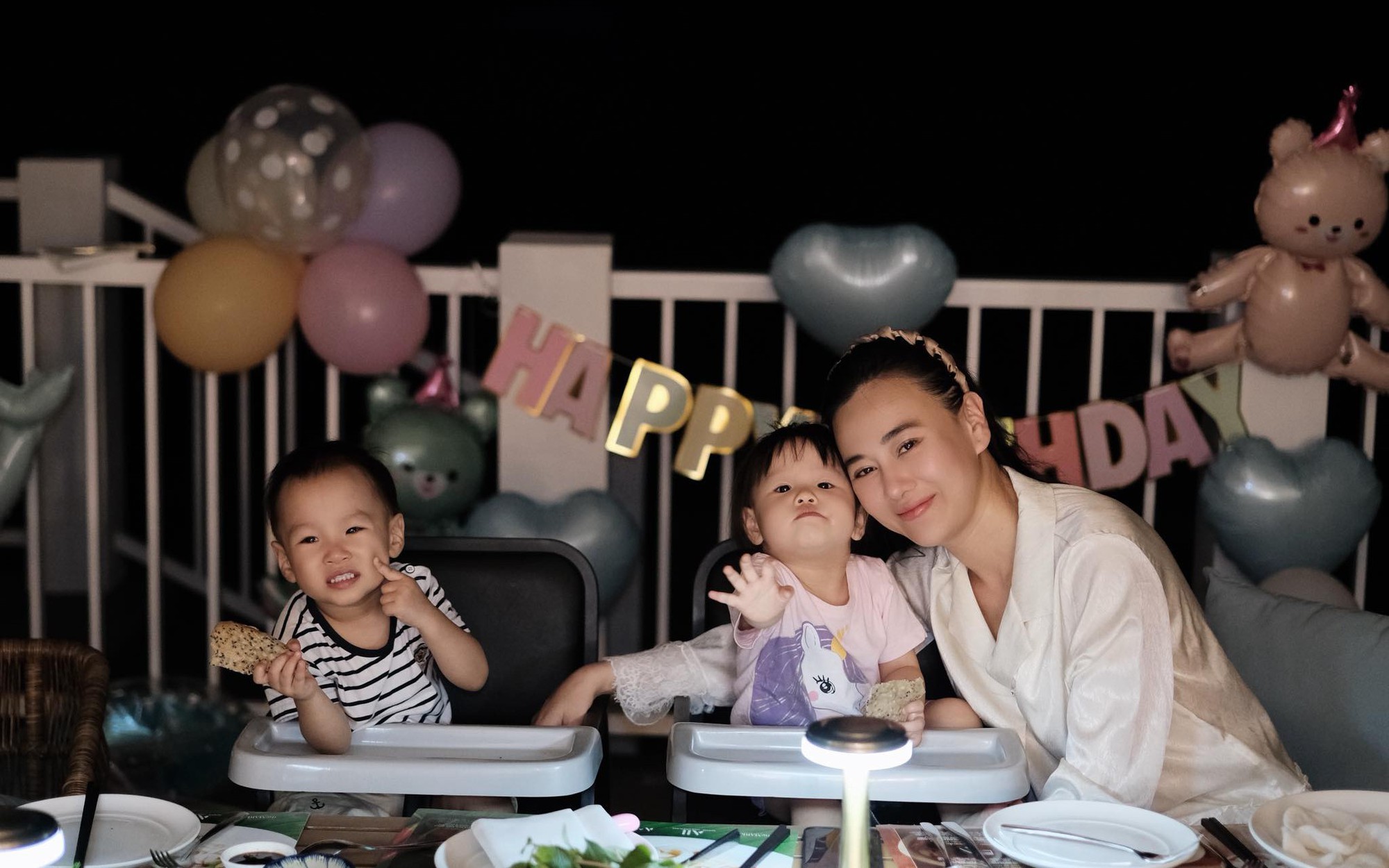 Phương Oanh cười rạng rỡ v&agrave; b&igrave;nh y&ecirc;n b&ecirc;n cặp song sinh