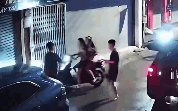Hà Nội: Làm rõ vụ hai cô gái bị nam thanh niên chặn xe, đấm đá lúc nửa đêm ở Xuân Đỉnh
