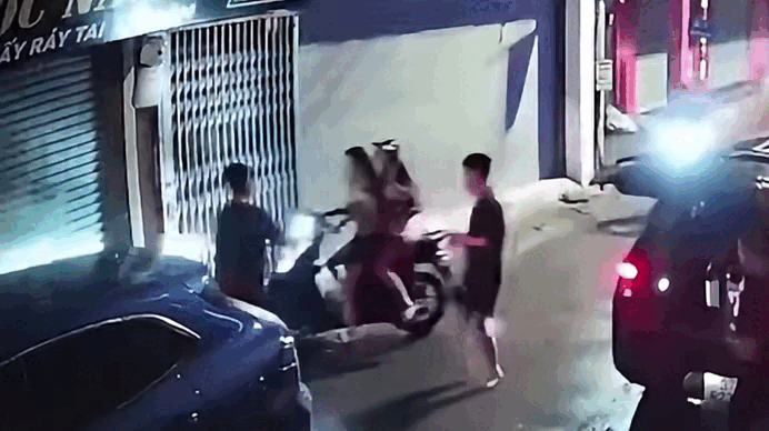 Hà Nội: Tạm giữ hình sự nam thanh niên chặn đường, hành hung dã man hai cô gái đi xe máy ở Xuân Đỉnh - Ảnh 2. Hà Nội: Tạm giữ hình sự nam thanh niên chặn đường, hành hung dã man hai cô gái đi xe máy ở Xuân Đỉnh - Ảnh 2.