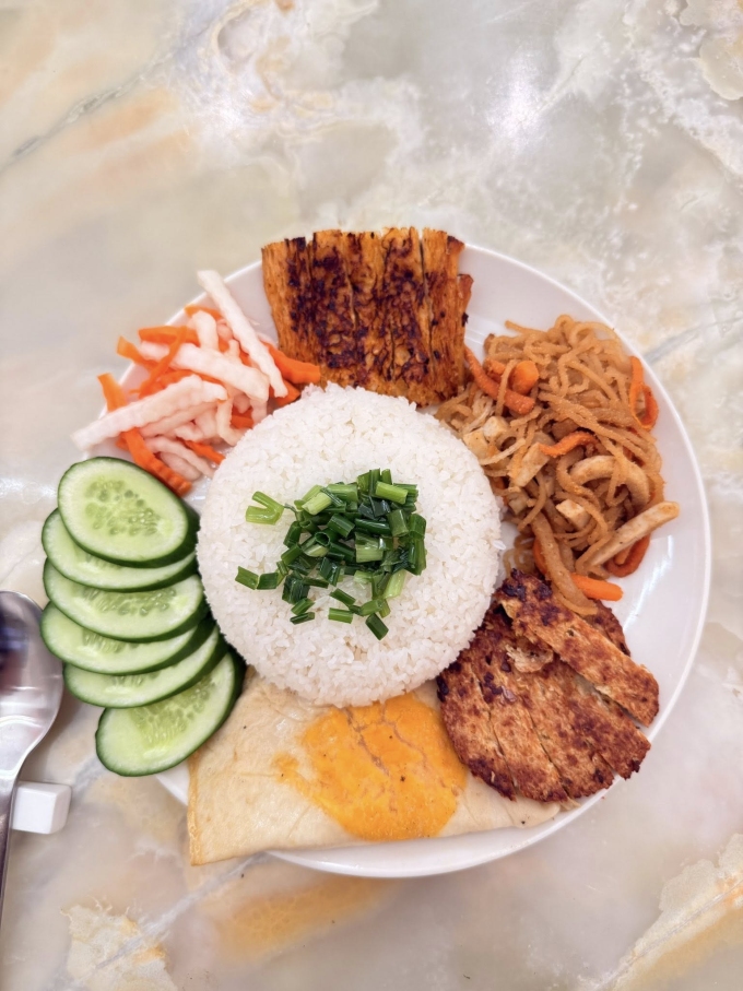 Cơm tấm chay Hồ Quỳnh Hương: M&oacute;n ăn đặc biệt cho sức khỏe - Ảnh 1.
