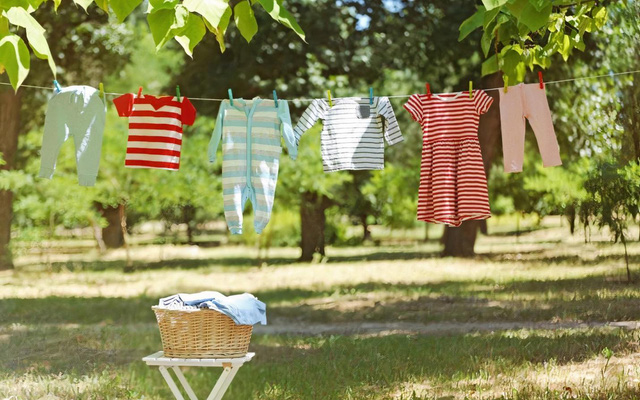 X&oacute;a sổ m&ugrave;i ẩm mốc tr&ecirc;n quần &aacute;o tr&aacute;nh mắc bệnh đường h&ocirc; hấp: Mẹo giặt phơi 'thần tốc' bất chấp thời tiết - Ảnh 4.