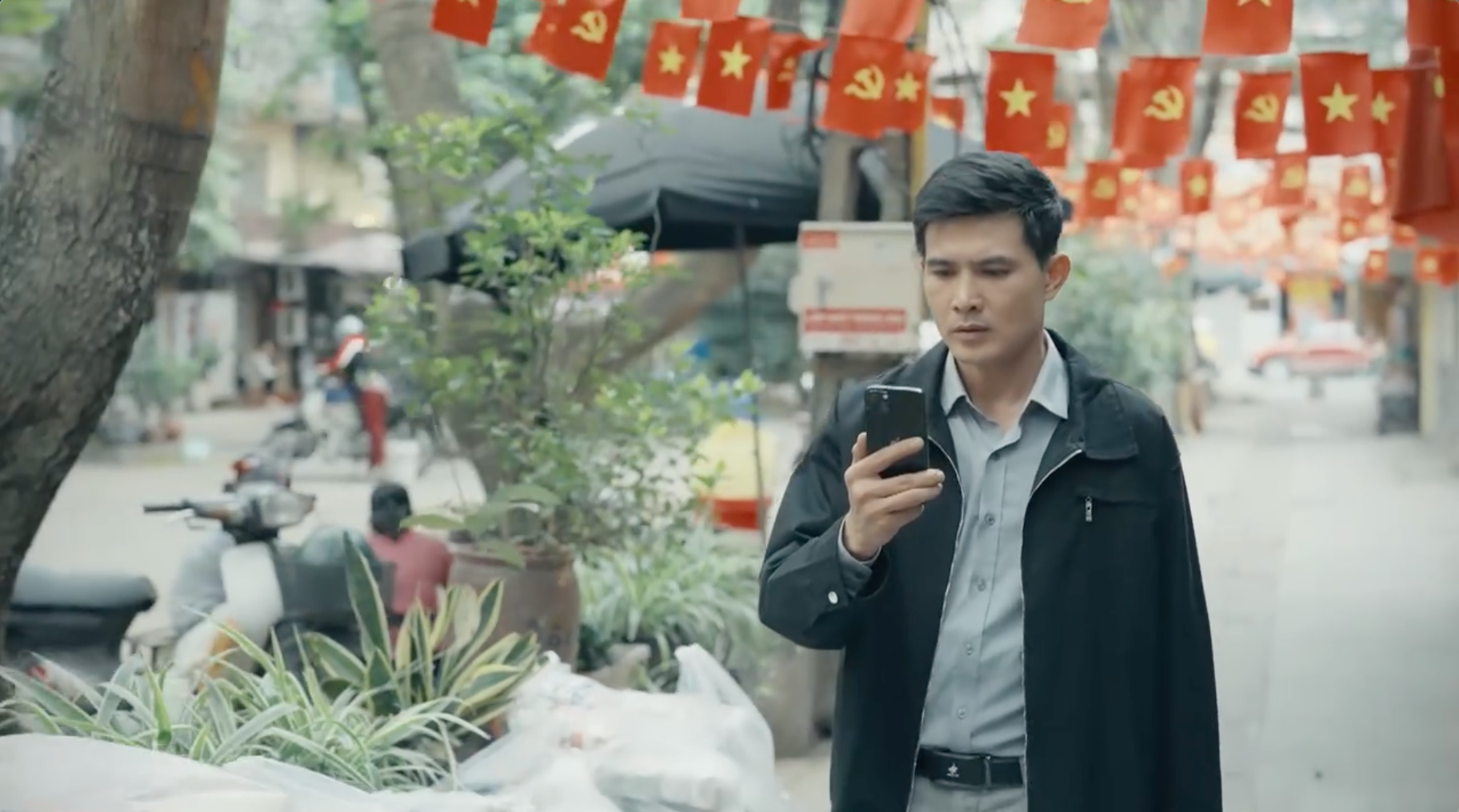 Dưới &ocirc; cửa s&aacute;ng đ&egrave;n: NSƯT Ch&iacute; Trung v&agrave; c&acirc;u chuyện lo lắng của Cha con &ocirc;ng Lương - Ảnh 2.