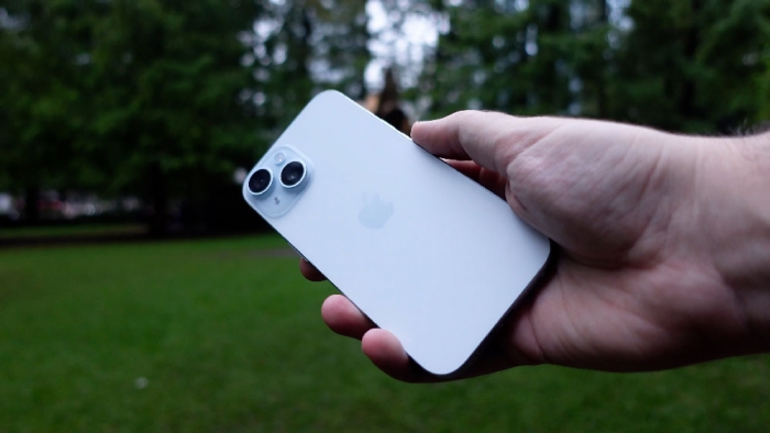 Tầm gi&aacute; 17 triệu: N&ecirc;n Chọn iPhone 15 hay iPhone 17e trong năm 2026 - Ảnh 2.