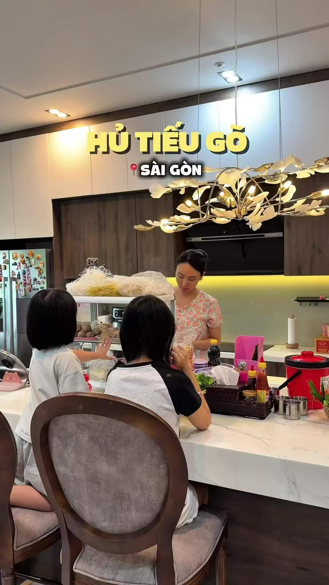 Mẹ 9X mang 'qu&aacute;n hủ tiếu g&otilde;' v&agrave;o bếp nh&agrave; để chiều sở th&iacute;ch c&aacute;c con - Ảnh 3.