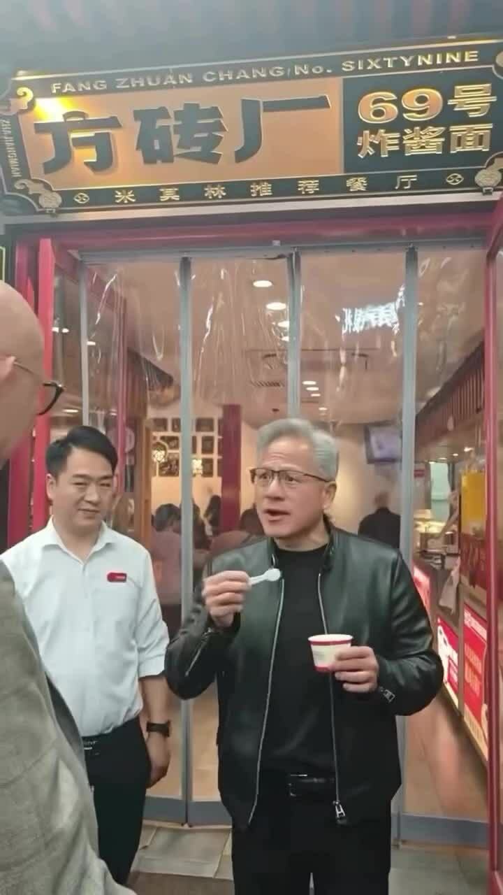 M&igrave; trộn zhajiangmian, tr&agrave; đ&agrave;o Mixue 'ch&aacute;y h&agrave;ng' sau bữa ăn của tỷ ph&uacute; Jensen Huang - Ảnh 3.