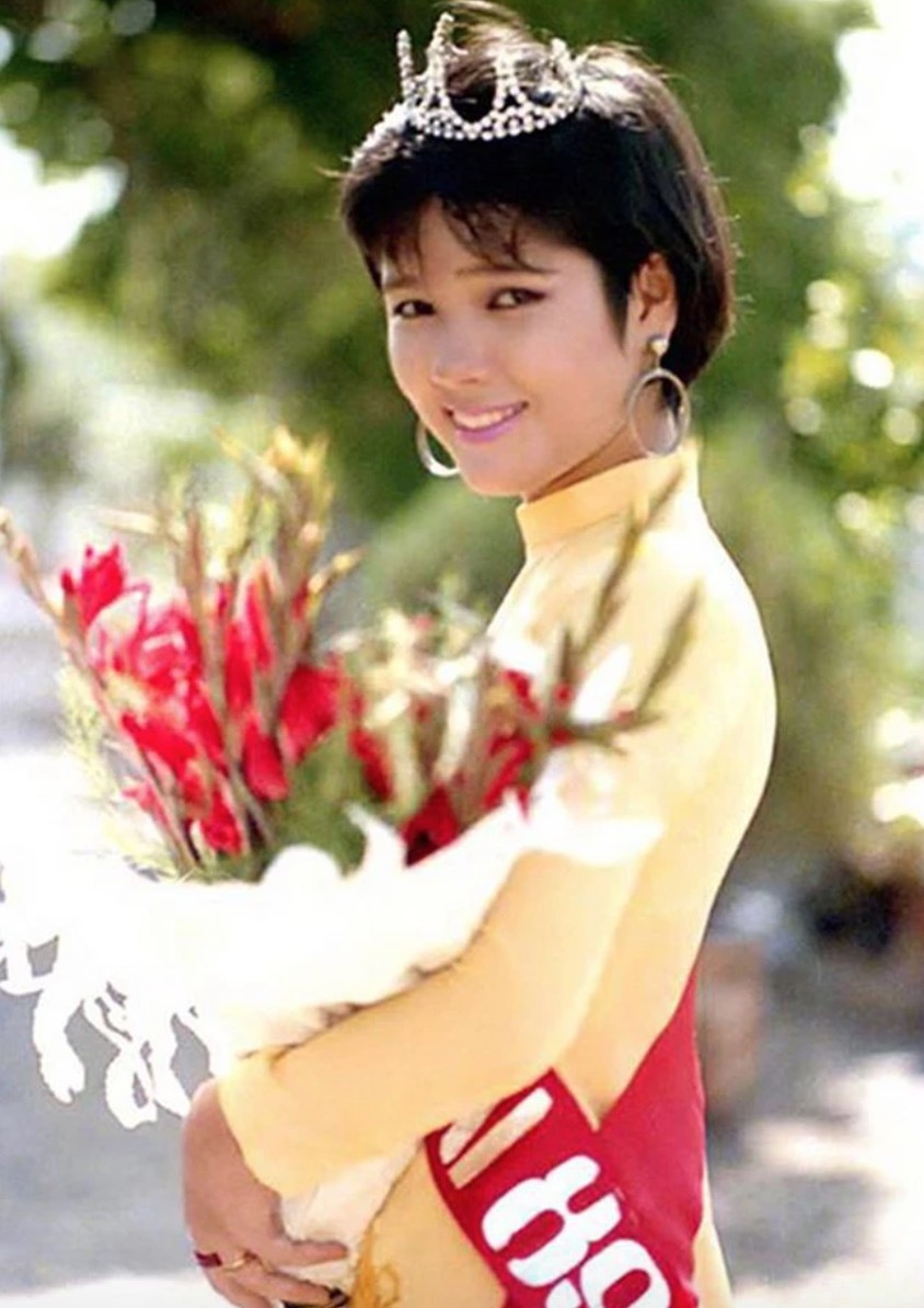 Hoa hậu t&oacute;c t&eacute;m đầu ti&ecirc;n của showbiz Việt, bỏ h&agrave;o quang sang Mỹ giờ ra sao? - Ảnh 1.