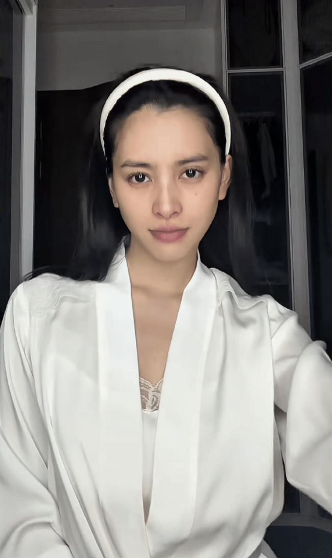 Trần Tiểu Vy phản ứng bất ngờ trước c&acirc;u hỏi ' b&igrave;nh hoa di động ' trong sự nghiệp điện ảnh - Ảnh 2.