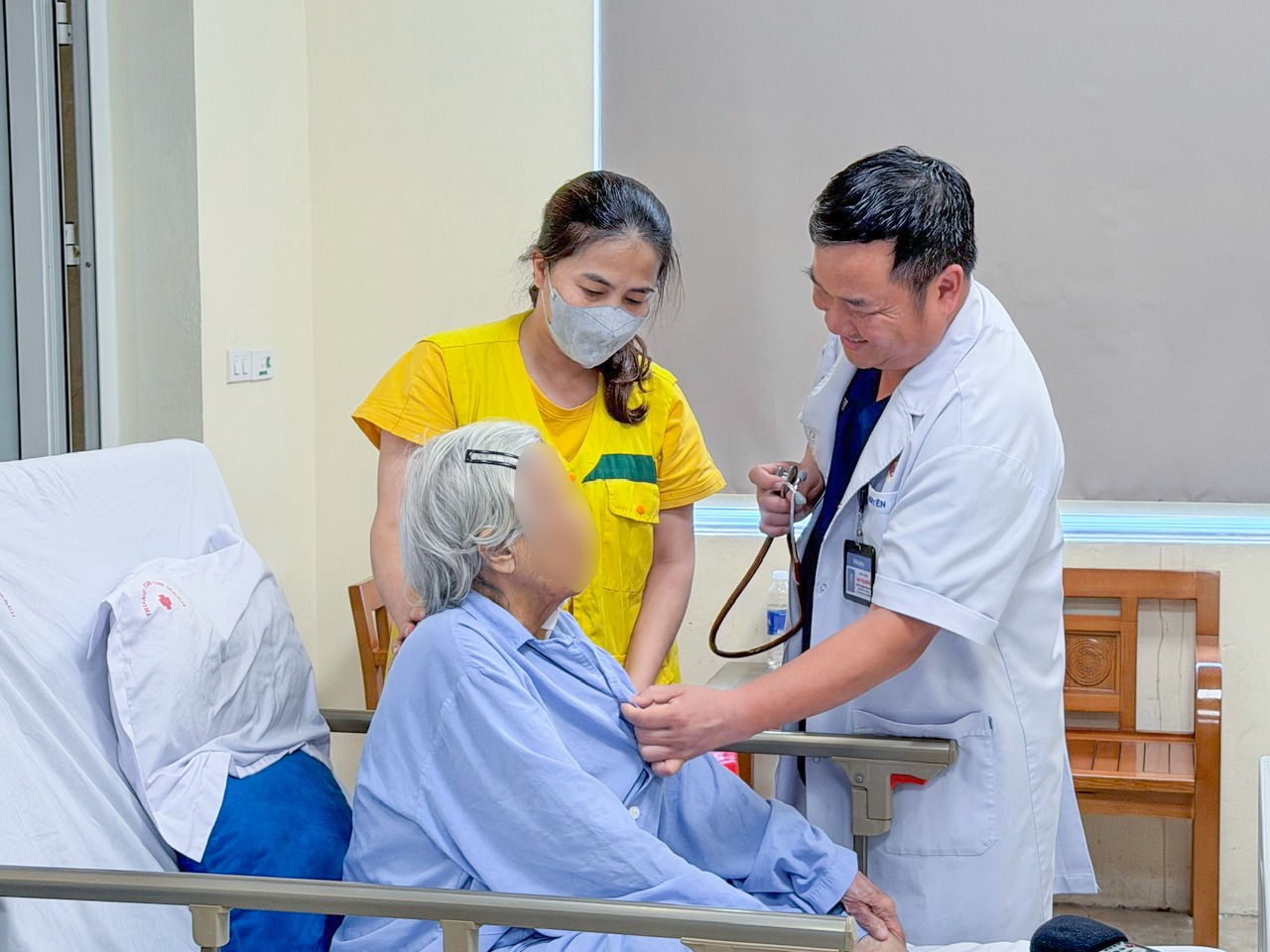 Liên tiếp thay van động mạch chủ qua da cứu hai bệnh nhân lớn tuổi suy tim nặng - Ảnh 1.