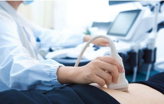 B&eacute; g&aacute;i 12 tuổi thủng ruột v&igrave; mắc sai lầm n&agrave;y khi uống nước: Cảnh b&aacute;o th&oacute;i quen nguy hiểm - Ảnh 2.