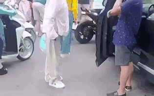 Hà Nội: Người phụ nữ chửi bới tài xế ô tô sau va chạm giao thông gây phẫn nộ - Ảnh 3. Hà Nội: Người phụ nữ chửi bới tài xế ô tô sau va chạm giao thông gây phẫn nộ - Ảnh 3.