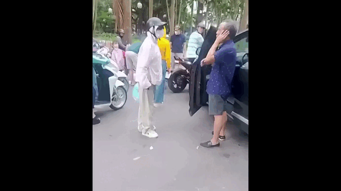 Hà Nội: Người phụ nữ chửi bới tài xế ô tô sau va chạm giao thông gây phẫn nộ - Ảnh 2. Hà Nội: Người phụ nữ chửi bới tài xế ô tô sau va chạm giao thông gây phẫn nộ - Ảnh 2.