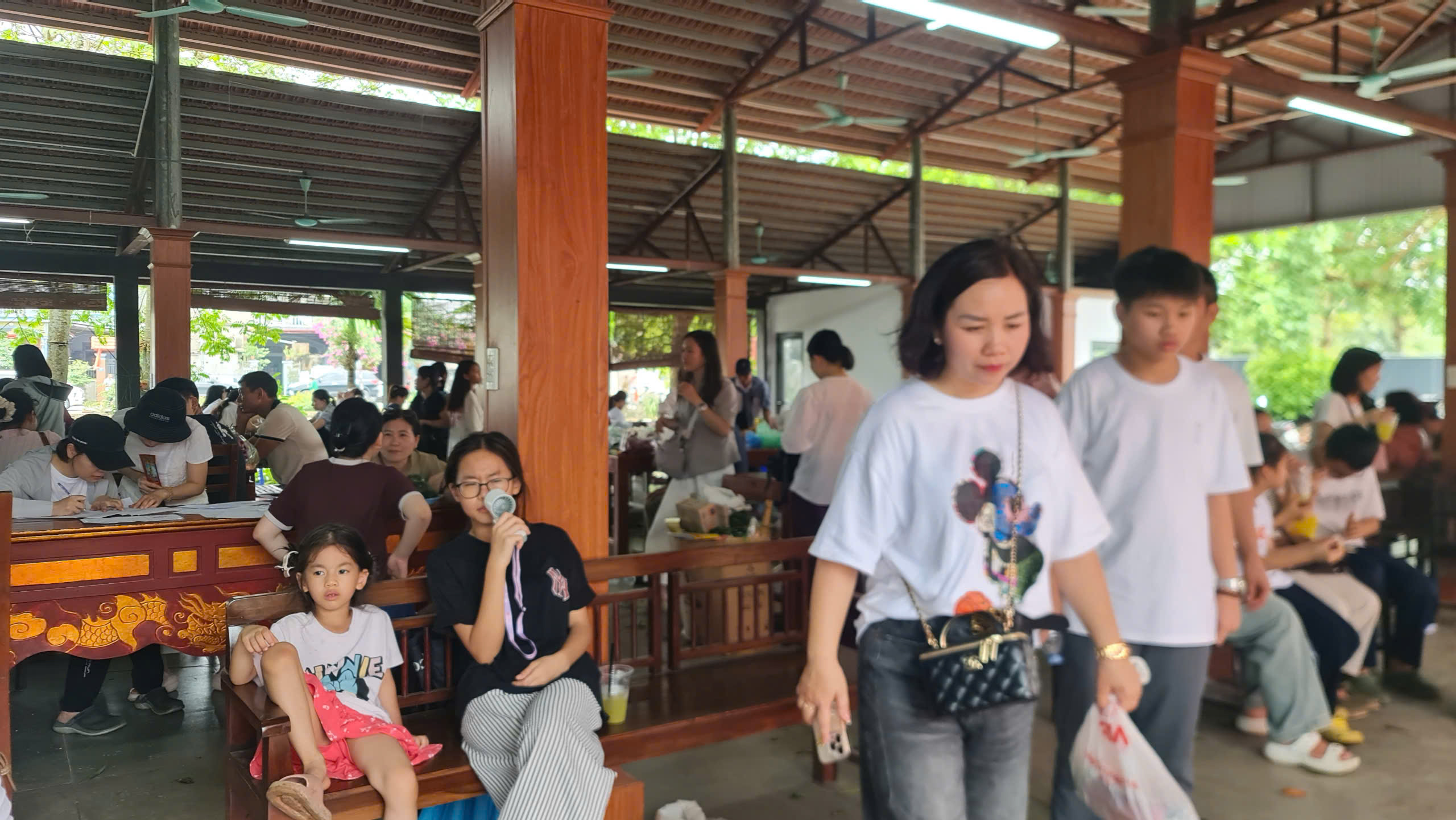 Sĩ tử v&agrave; phụ huynh H&agrave; Nội cầu may tại Ch&ugrave;a Đậu trước kỳ thi tuyển sinh v&agrave;o lớp 10 năm học 2026-2027 - Ảnh 1.