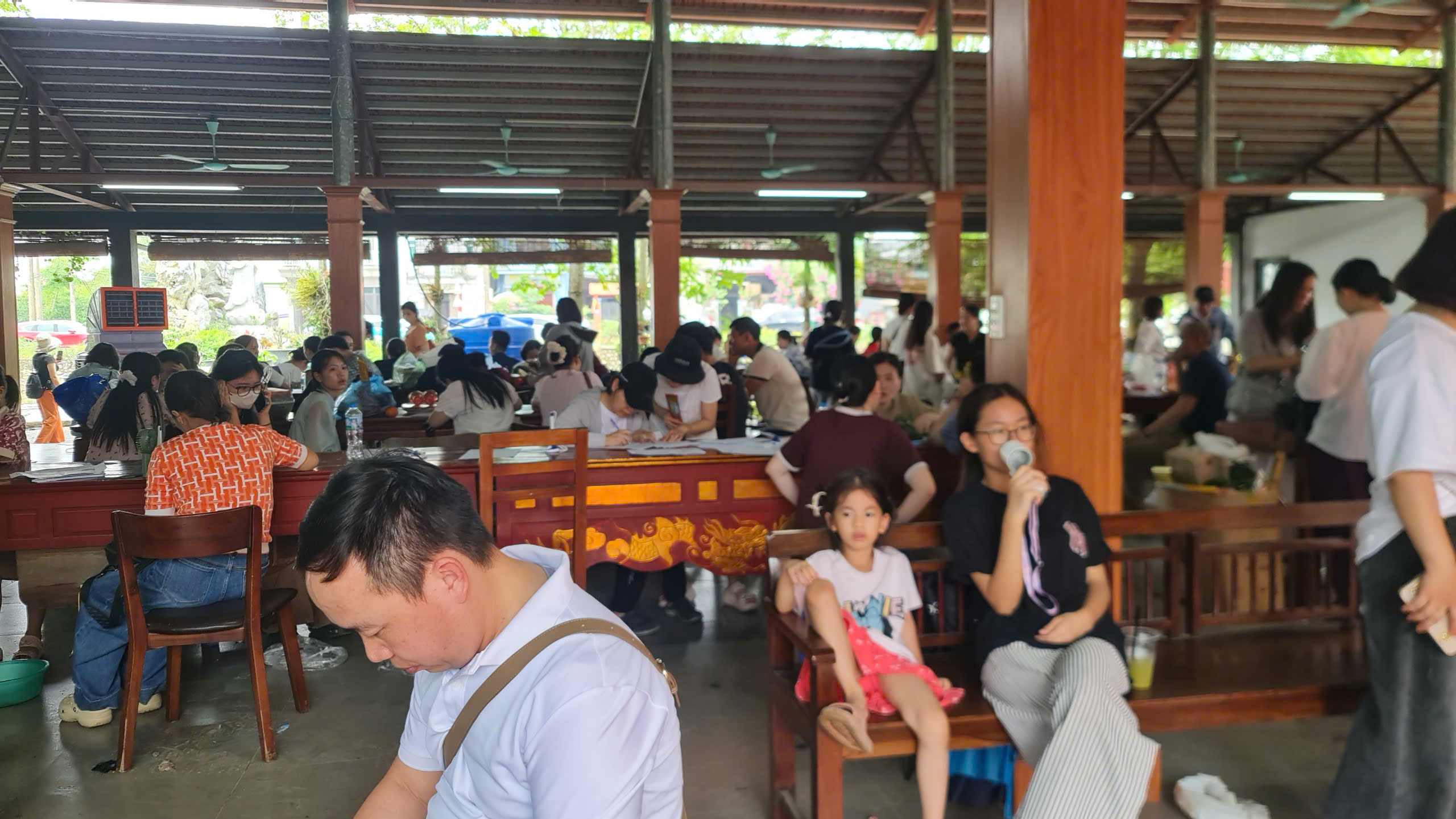 Sĩ tử v&agrave; phụ huynh H&agrave; Nội cầu may tại Ch&ugrave;a Đậu trước kỳ thi tuyển sinh v&agrave;o lớp 10 năm học 2026-2027 - Ảnh 8.