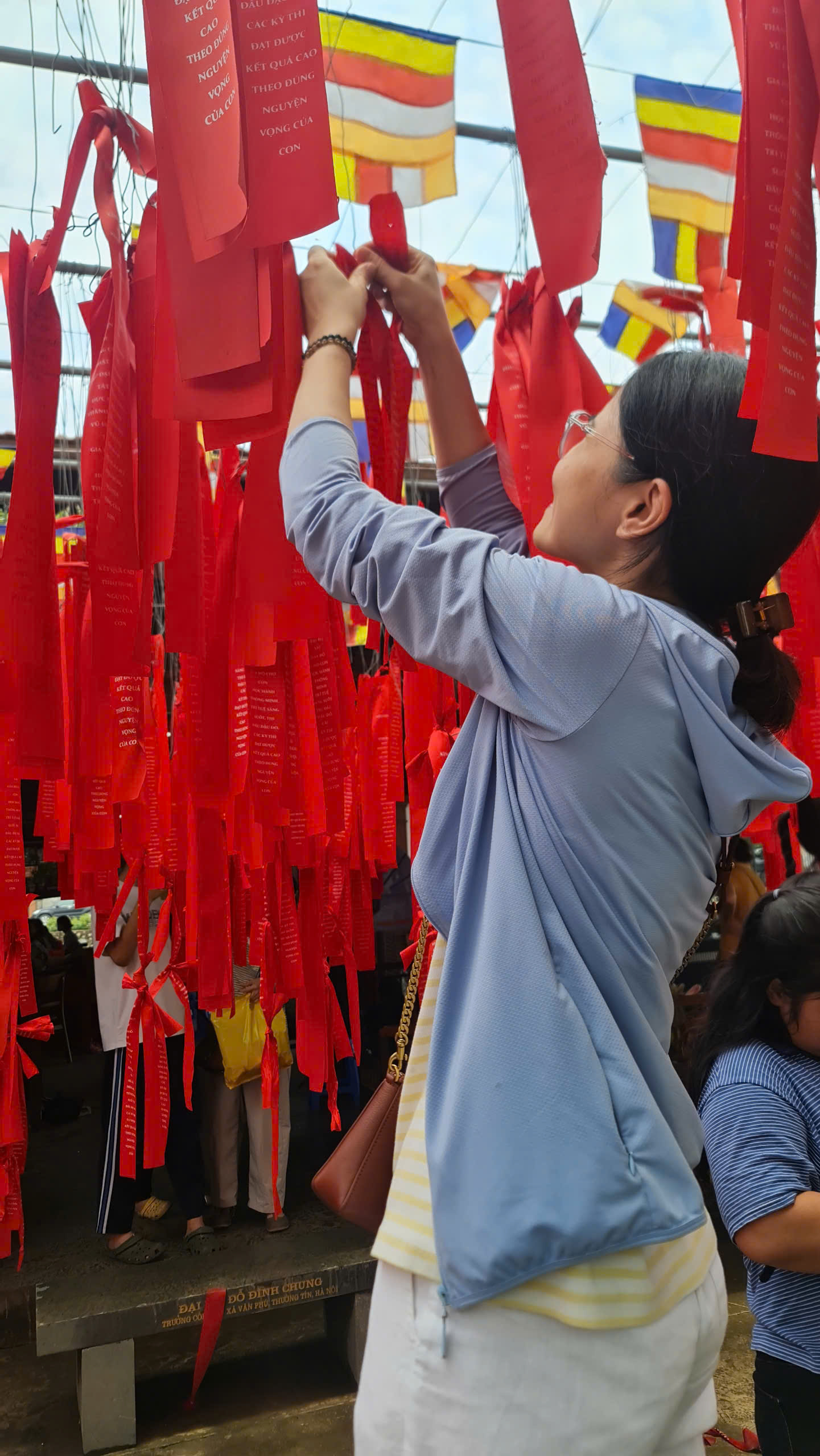 Sĩ tử v&agrave; phụ huynh H&agrave; Nội cầu may tại Ch&ugrave;a Đậu trước kỳ thi tuyển sinh v&agrave;o lớp 10 năm học 2026-2027 - Ảnh 3.