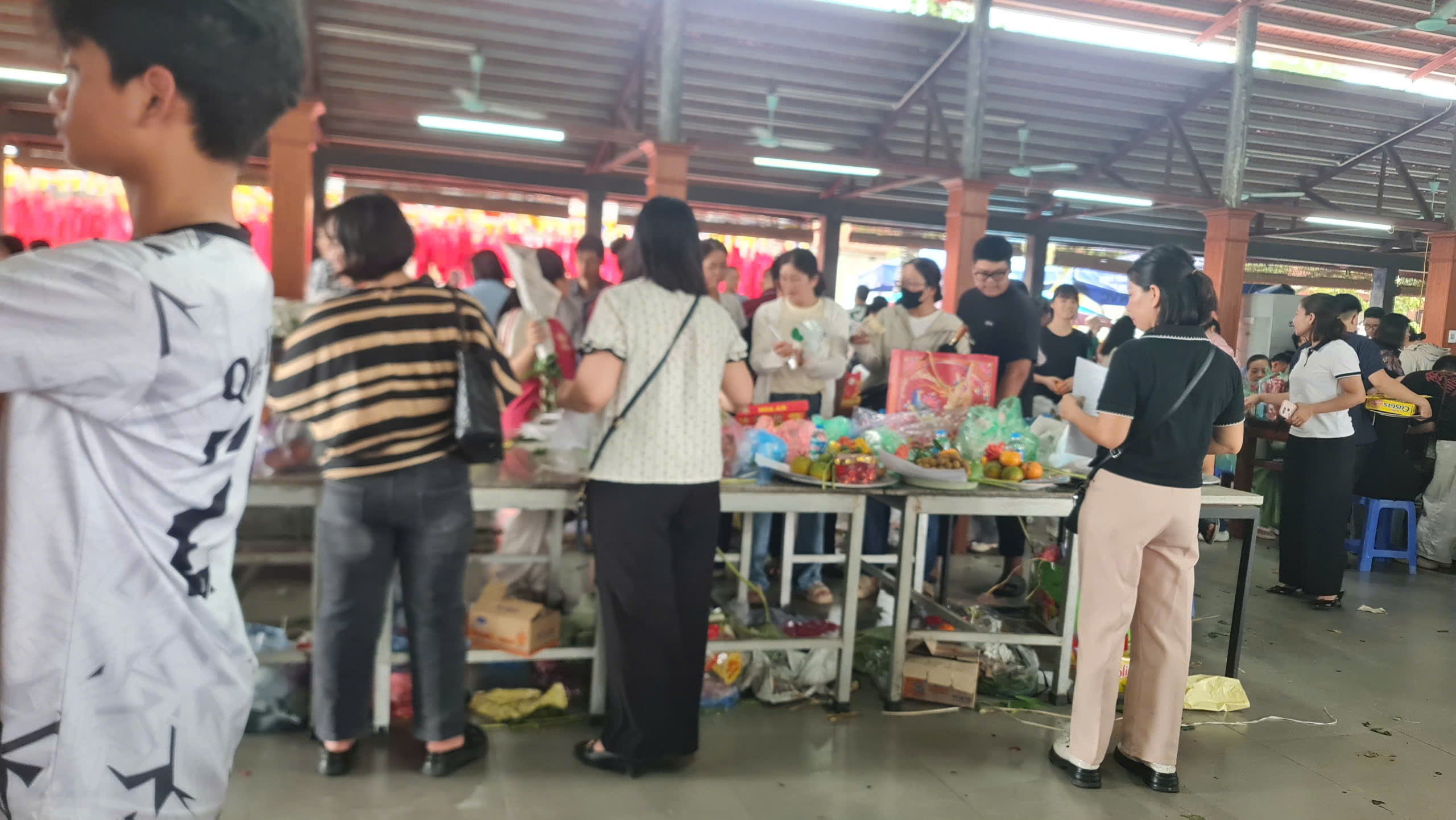 Sĩ tử v&agrave; phụ huynh H&agrave; Nội cầu may tại Ch&ugrave;a Đậu trước kỳ thi tuyển sinh v&agrave;o lớp 10 năm học 2026-2027 - Ảnh 4.
