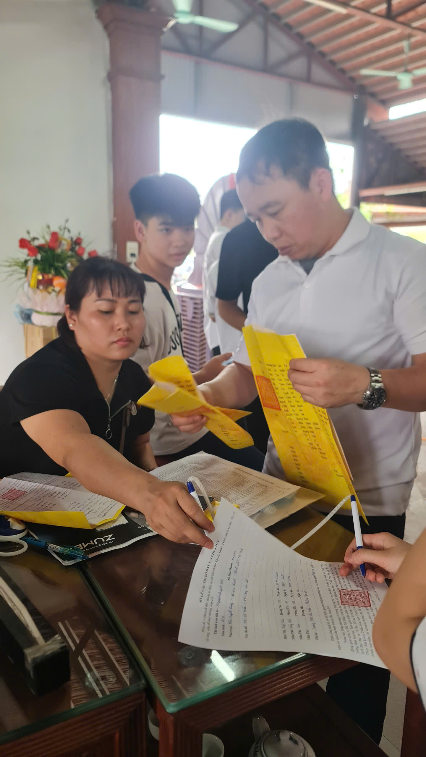 Sĩ tử v&agrave; phụ huynh H&agrave; Nội cầu may tại Ch&ugrave;a Đậu trước kỳ thi tuyển sinh v&agrave;o lớp 10 năm học 2026-2027 - Ảnh 6.