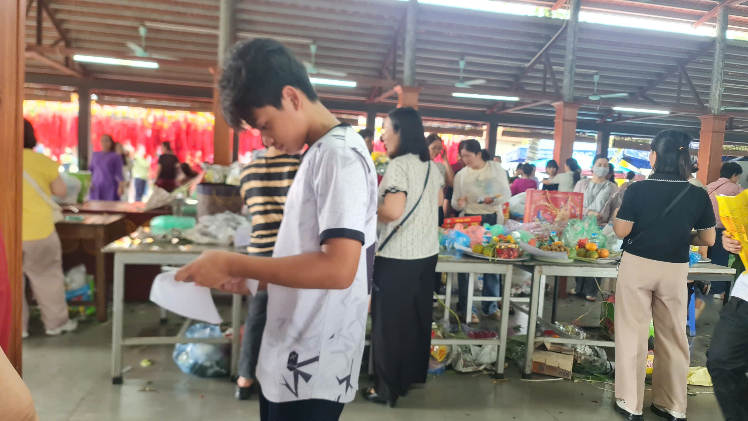 Sĩ tử v&agrave; phụ huynh H&agrave; Nội cầu may tại Ch&ugrave;a Đậu trước kỳ thi tuyển sinh v&agrave;o lớp 10 năm học 2026-2027 - Ảnh 5.